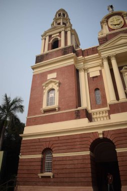 Connaught Place, Delhi, Hindistan 'daki Sacred Heart Katedrali. Orta Delhi' deki Katedral Kilisesi 'nin dışındaki güzel mimari manzara.