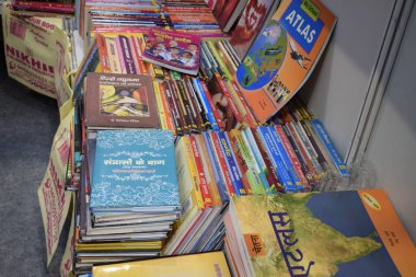 Yeni Delhi, Hindistan, 10 Ocak 2026 - Delhi Uluslararası Kitap Fuarı 'ndaki bir kitapçıda raflarda bulunan çeşitli kitaplar, Bharat Mandapam Kompleksi' ndeki Yıllık Kitap Fuarı 'nda sergilenen kitaplar