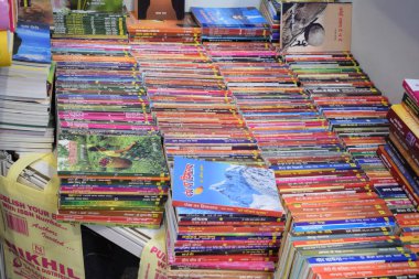 Yeni Delhi, Hindistan, 10 Ocak 2026 - Delhi Uluslararası Kitap Fuarı 'ndaki bir kitapçıda raflarda bulunan çeşitli kitaplar, Bharat Mandapam Kompleksi' ndeki Yıllık Kitap Fuarı 'nda sergilenen kitaplar