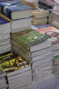 Yeni Delhi, Hindistan, 10 Ocak 2026 - Delhi Uluslararası Kitap Fuarı 'ndaki bir kitapçıda raflarda bulunan çeşitli kitaplar, Bharat Mandapam Kompleksi' ndeki Yıllık Kitap Fuarı 'nda sergilenen kitaplar