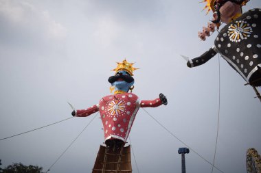 Dussehra festivali sırasında Dussehra 'da, Hindistan, Delhi' de Ramleela 'da, Ravana' nın büyük heykeli, Dussera Fuarı sırasında, Lord Rama 'nın zaferini kutlamak için ateşlendi.