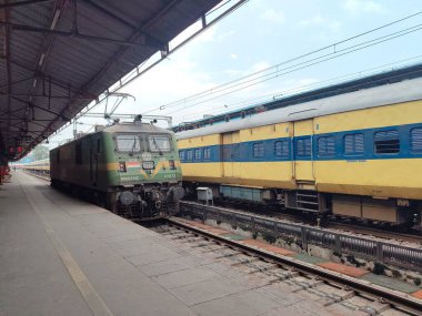 Amritsar, Hindistan, 15 Ağustos 2025 - Amritsar tren istasyonunda sabah treni, Amritsar, Punjab tren istasyonunda renkli tren
