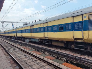 Amritsar, Hindistan, 15 Ağustos 2025 - Amritsar tren istasyonunda sabah treni, Amritsar, Punjab tren istasyonunda renkli tren