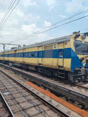 Amritsar, Hindistan, 15 Ağustos 2025 - Amritsar tren istasyonunda sabah treni, Amritsar, Punjab tren istasyonunda renkli tren