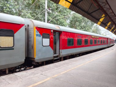 Amritsar, Hindistan, 15 Ağustos 2025 - Amritsar tren istasyonunda sabah treni, Amritsar, Punjab tren istasyonunda renkli tren