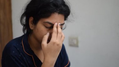 Evde yoga yapan genç Hintli bir kadın çevrimiçi yoga seansında güzel bir kız temel yoga pozisyonunda Asyalı bir kadın kapalı alanda yoga yapıyor.