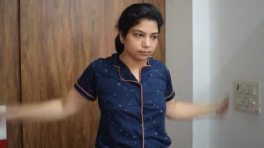 Evde yoga yapan genç Hintli bir kadın çevrimiçi yoga seansında güzel bir kız temel yoga pozisyonunda Asyalı bir kadın kapalı alanda yoga yapıyor.