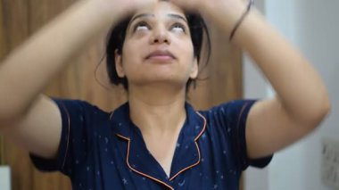 Evde yoga yapan genç Hintli bir kadın çevrimiçi yoga seansında güzel bir kız temel yoga pozisyonunda Asyalı bir kadın kapalı alanda yoga yapıyor.