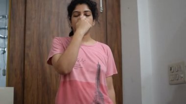 Evde yoga yapan genç Hintli bir kadın çevrimiçi yoga seansında güzel bir kız temel yoga pozisyonunda Asyalı bir kadın kapalı alanda yoga yapıyor.