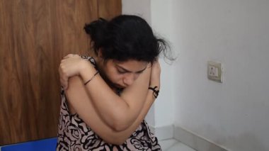 Evde yoga yapan genç Hintli bir kadın çevrimiçi yoga seansında güzel bir kız temel yoga pozisyonunda Asyalı bir kadın kapalı alanda yoga yapıyor.