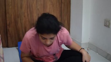 Evde yoga yapan genç Hintli bir kadın çevrimiçi yoga seansında güzel bir kız temel yoga pozisyonunda Asyalı bir kadın kapalı alanda yoga yapıyor.