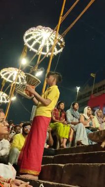 Varanasi, Hindistan - 23 Mart 2025 Dünyaca ünlü Ganga Aarti her akşam Dashashwamedh Ghat 'ta sahne alıyor.