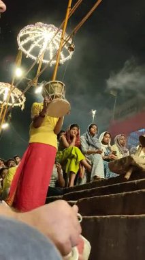 Varanasi, Hindistan - 23 Mart 2025 Dünyaca ünlü Ganga Aarti her akşam Dashashwamedh Ghat 'ta sahne alıyor.