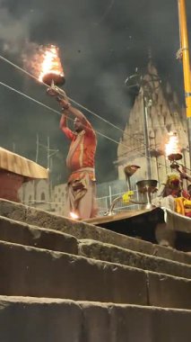 Varanasi, Hindistan - 23 Mart 2025 Dünyaca ünlü Ganga Aarti her akşam Dashashwamedh Ghat 'ta sahne alıyor.