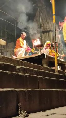 Varanasi, Hindistan - 23 Mart 2025 Dünyaca ünlü Ganga Aarti her akşam Dashashwamedh Ghat 'ta sahne alıyor.