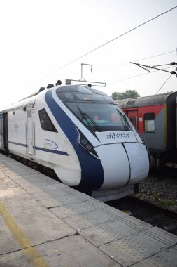 Amritsar, Hindistan, 15 Ağustos 2025 - Vande Bharat Ekspres treni Amritsar 'dan Delhi' ye Amritsar tren istasyonu, Vande Bharat Hindistan 'ın en hızlı treni