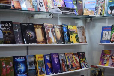 Yeni Delhi, Hindistan, 10 Ocak 2026 - Delhi Uluslararası Kitap Fuarı 'ndaki bir kitapçıda raflarda bulunan çeşitli kitaplar, Bharat Mandapam Kompleksi' ndeki Yıllık Kitap Fuarı 'nda sergilenen kitaplar