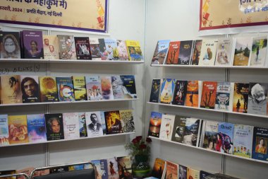 Yeni Delhi, Hindistan, 10 Ocak 2026 - Delhi Uluslararası Kitap Fuarı 'ndaki bir kitapçıda raflarda bulunan çeşitli kitaplar, Bharat Mandapam Kompleksi' ndeki Yıllık Kitap Fuarı 'nda sergilenen kitaplar