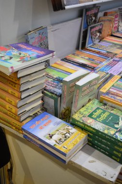 Yeni Delhi, Hindistan, 10 Ocak 2026 - Delhi Uluslararası Kitap Fuarı 'ndaki bir kitapçıda raflarda bulunan çeşitli kitaplar, Bharat Mandapam Kompleksi' ndeki Yıllık Kitap Fuarı 'nda sergilenen kitaplar