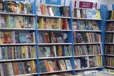 Yeni Delhi, Hindistan, 10 Ocak 2026 - Delhi Uluslararası Kitap Fuarı 'ndaki bir kitapçıda raflarda bulunan çeşitli kitaplar, Bharat Mandapam Kompleksi' ndeki Yıllık Kitap Fuarı 'nda sergilenen kitaplar