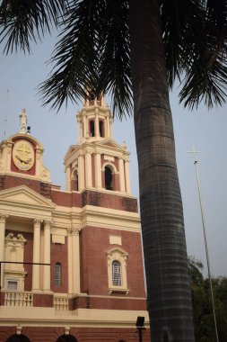 Connaught Place, Delhi, Hindistan 'daki Sacred Heart Katedrali. Orta Delhi' deki Katedral Kilisesi 'nin dışındaki güzel mimari manzara.