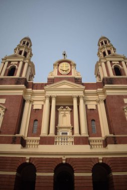 Connaught Place, Delhi, Hindistan 'daki Sacred Heart Katedrali. Orta Delhi' deki Katedral Kilisesi 'nin dışındaki güzel mimari manzara.