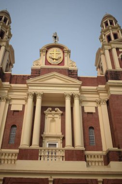 Connaught Place, Delhi, Hindistan 'daki Sacred Heart Katedrali. Orta Delhi' deki Katedral Kilisesi 'nin dışındaki güzel mimari manzara.