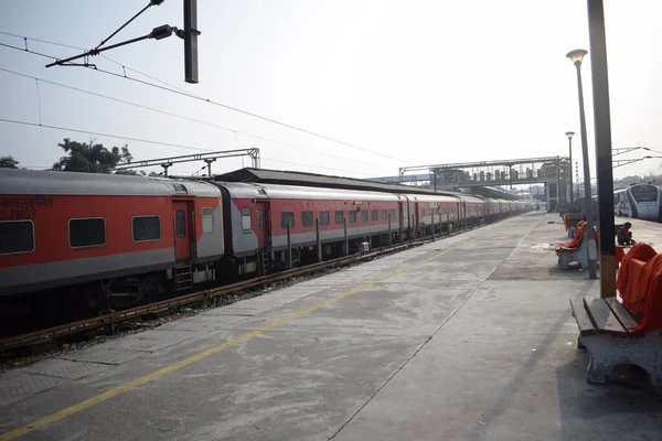 Amritsar, Hindistan, 15 Ağustos 2025 - Vande Bharat Ekspres treni Amritsar 'dan Delhi' ye Amritsar tren istasyonu, Vande Bharat Hindistan 'ın en hızlı treni
