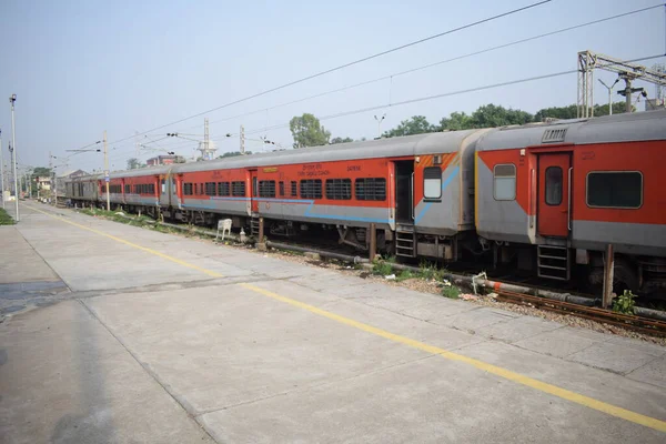 Amritsar, Hindistan, 15 Ağustos 2025 - Vande Bharat Ekspres treni Amritsar 'dan Delhi' ye Amritsar tren istasyonu, Vande Bharat Hindistan 'ın en hızlı treni