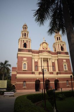 Connaught Place, Delhi, Hindistan 'daki Sacred Heart Katedrali. Orta Delhi' deki Katedral Kilisesi 'nin dışındaki güzel mimari manzara.