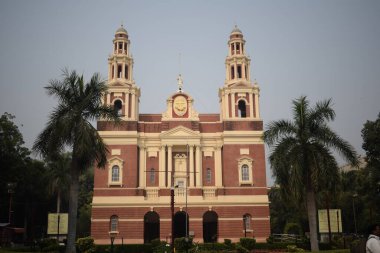 Connaught Place, Delhi, Hindistan 'daki Sacred Heart Katedrali. Orta Delhi' deki Katedral Kilisesi 'nin dışındaki güzel mimari manzara.