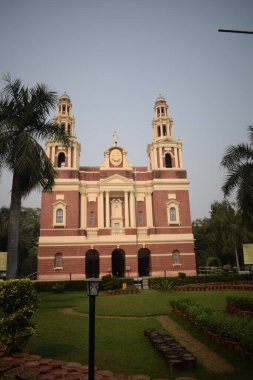 Connaught Place, Delhi, Hindistan 'daki Sacred Heart Katedrali. Orta Delhi' deki Katedral Kilisesi 'nin dışındaki güzel mimari manzara.