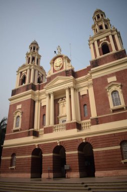 Connaught Place, Delhi, Hindistan 'daki Sacred Heart Katedrali. Orta Delhi' deki Katedral Kilisesi 'nin dışındaki güzel mimari manzara.