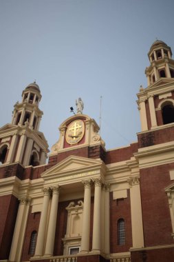 Connaught Place, Delhi, Hindistan 'daki Sacred Heart Katedrali. Orta Delhi' deki Katedral Kilisesi 'nin dışındaki güzel mimari manzara.