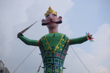 Dussehra festivali sırasında Dussehra 'da, Hindistan, Delhi' de Ramleela 'da, Ravana' nın büyük heykeli, Dussera Fuarı sırasında, Lord Rama 'nın zaferini kutlamak için ateşlendi.