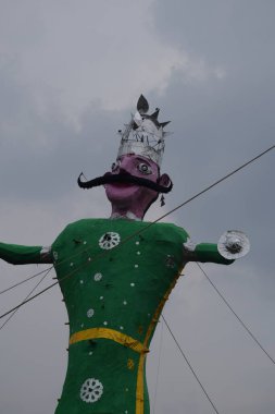 Dussehra festivali sırasında Dussehra 'da, Hindistan, Delhi' de Ramleela 'da, Ravana' nın büyük heykeli, Dussera Fuarı sırasında, Lord Rama 'nın zaferini kutlamak için ateşlendi.