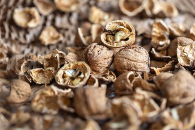 Cevizler jütle kaplı bir masanın üzerine serilmişti. Güzel bir kırsal bokeh ile..