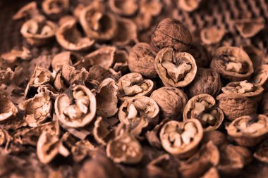 Cevizler jütle kaplı bir masanın üzerine serilmişti. Güzel bir kırsal bokeh ile..