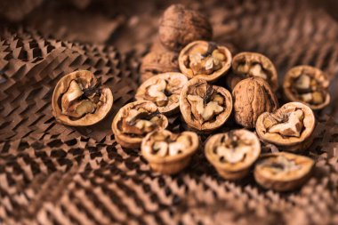 Ceviz, kırık ve güzel bir kırsal bokeh ile jüt kaplı bir masanın üzerine serilmiş..