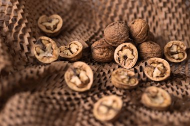 Ceviz, kırık ve güzel bir kırsal bokeh ile jüt kaplı bir masanın üzerine serilmiş..