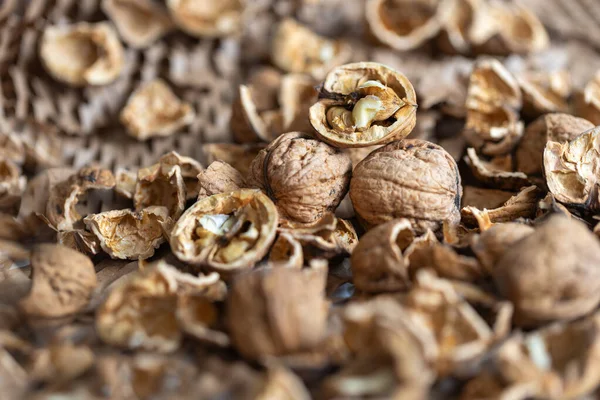 Cevizler jütle kaplı bir masanın üzerine serilmişti. Güzel bir kırsal bokeh ile..