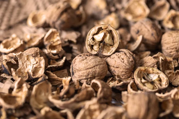 Cevizler jütle kaplı bir masanın üzerine serilmişti. Güzel bir kırsal bokeh ile..