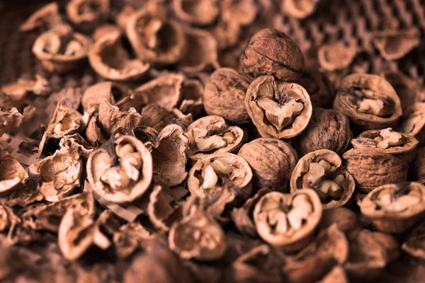 Cevizler jütle kaplı bir masanın üzerine serilmişti. Güzel bir kırsal bokeh ile..