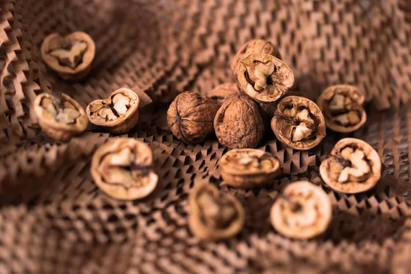 Ceviz, kırık ve güzel bir kırsal bokeh ile jüt kaplı bir masanın üzerine serilmiş..