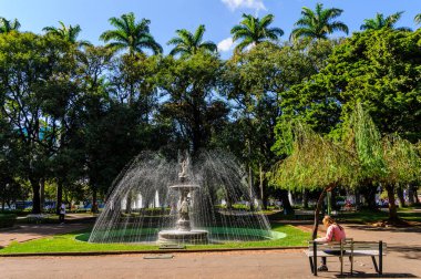 Çeşmeler ve çimenler Liberty Square, Belo Horizonte, MG, Brezilya 27 Haziran 2008.