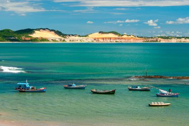 Pipa plajı, Tibau do Sul, 7 Mayıs 2008 'de Brezilya, Rio Grande do Norte yakınlarında. Balıkçı tekneleri güneşli bir günde zümrüt denize demir attı..
