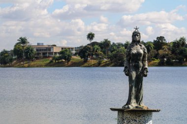 Suların kraliçesi Iemanja 'nın anısına dikilen heykel, 27 Haziran 2008' de Brezilya 'nın Minas Gerais eyaletinin Belo Horizonte kentinde, Pampulha gölünde dikildi. Ayrıca Iemanja Meydanı ve Portalı olarak da bilinir..