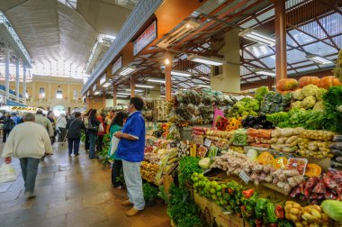 Porto Alegre, Rio Grande do Sul, Brezilya 'da 11 Ağustos 2008' de halka açık pazar. İnsanlar, dükkanlar ve ürünlerle pazarın içinden görüntüle.