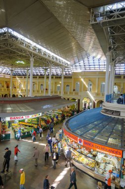 Porto Alegre, Rio Grande do Sul, Brezilya 'da 11 Ağustos 2008' de halka açık pazar. İnsanlar, dükkanlar ve ürünlerle pazarın içinden görüntüle.