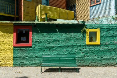 9 Aralık 2018 'de Arjantin' in Buenos Aires kentindeki El Caminito, La Boca mahallesindeki turistik ve kültürel alanda renkli binalar inşa edildi..